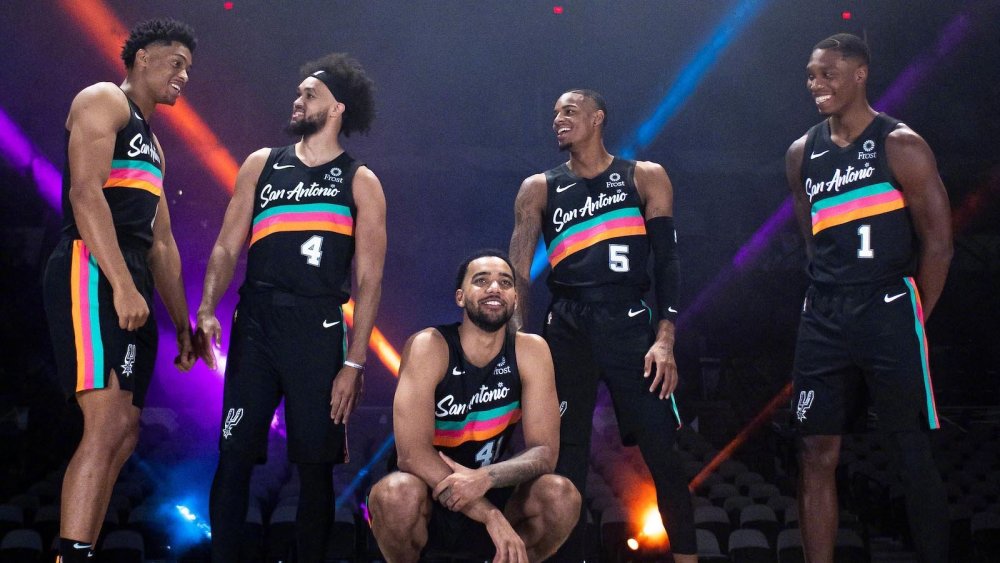 其背身拿球 其背身拿球